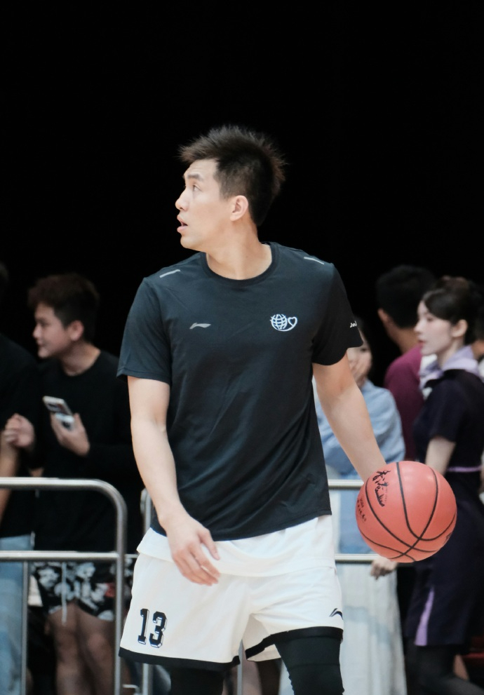 包含江苏男篮球打得不咋滴新闻倒不少，换东家换教练大概率会换总经理的词条