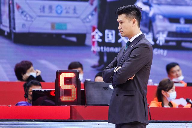 包含江苏男篮球打得不咋滴新闻倒不少，换东家换教练大概率会换总经理的词条